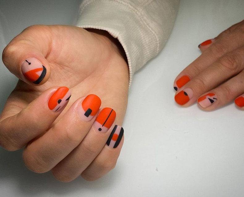 Matte orange geometric, photo - Manicurist Nataly