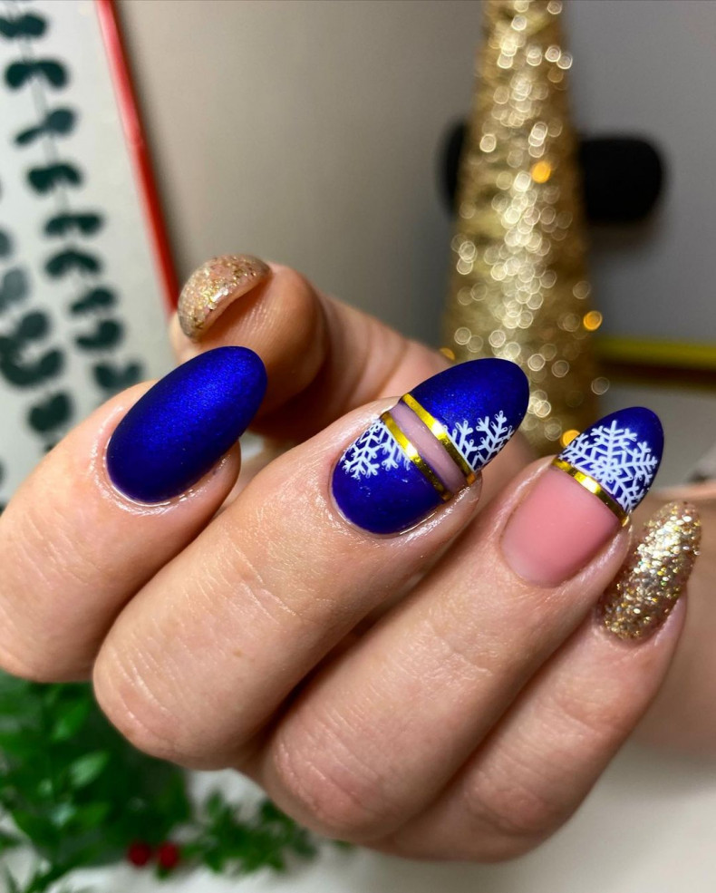 Christmas painted winter nails, photo - Manicurist Helen Dluzniewska