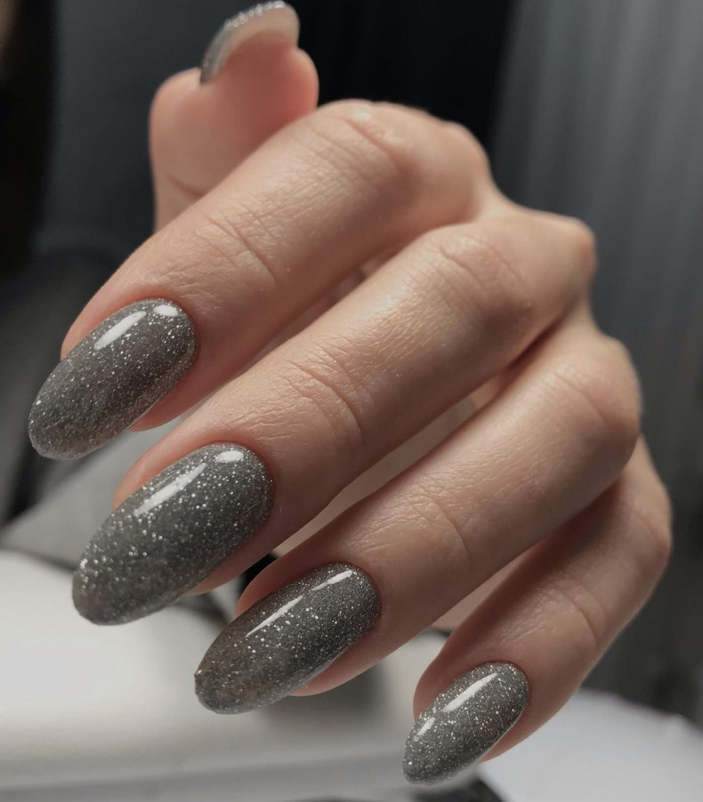 Glitter grey, photo - Manicurist Elvina Mesyutova