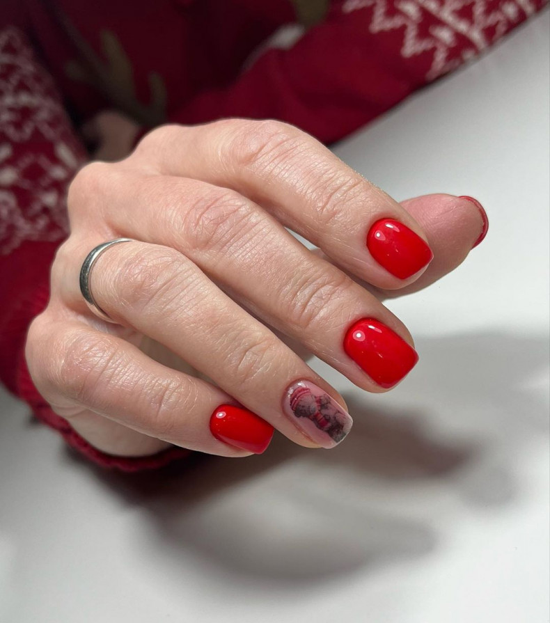 Red short accent, photo - Manicurist Marta