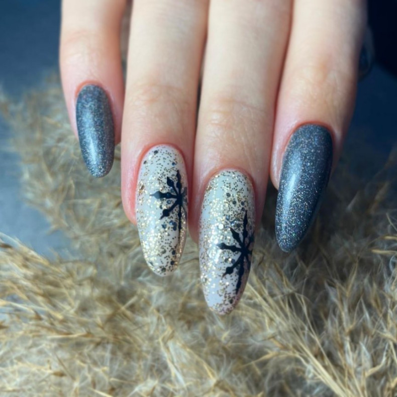 Christmas glitter winter nails, photo - Manicurist Oksana Haishuk