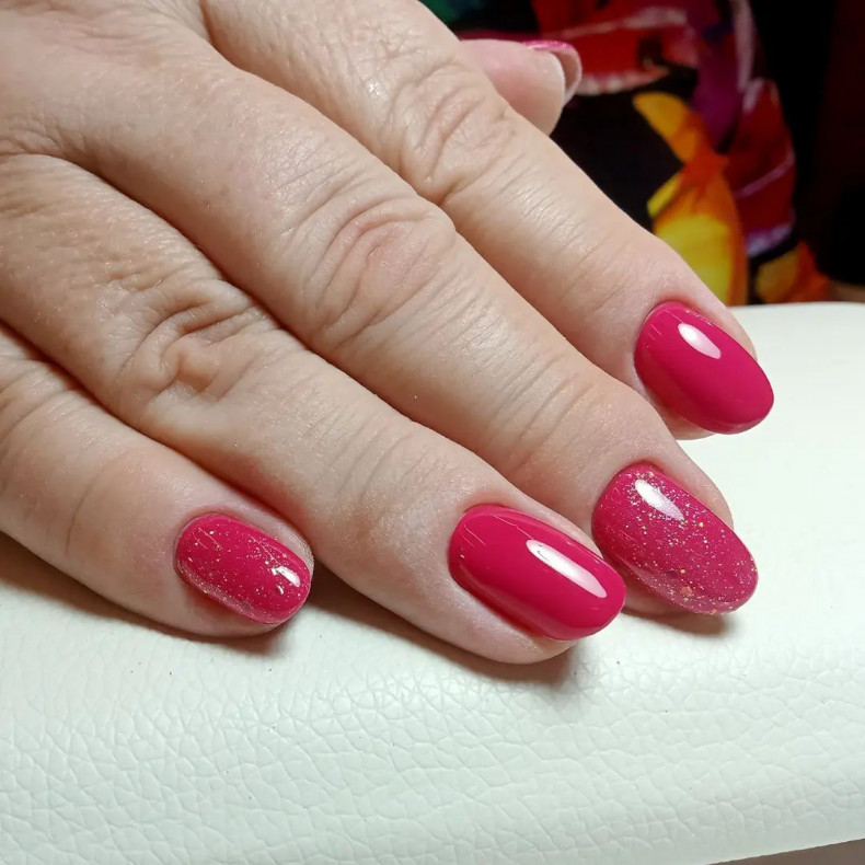 Glitter crimson, photo - Manicurist Anastasiia Oriol