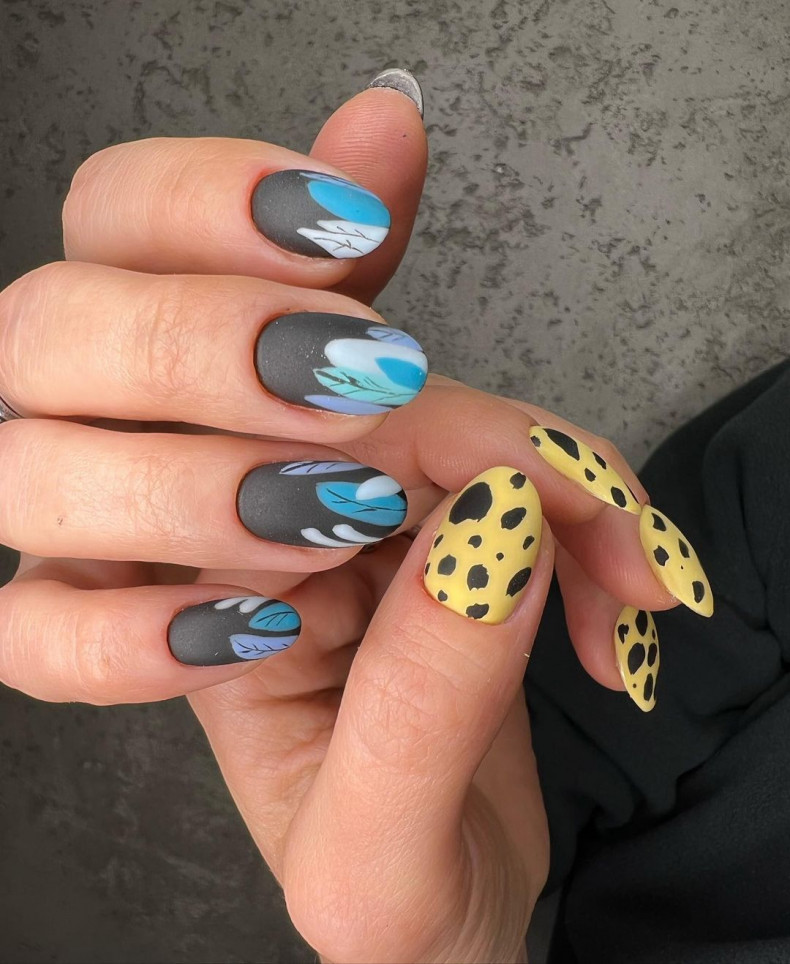 Black matte yellow, photo - Manicurist Marina Omeliyanenko