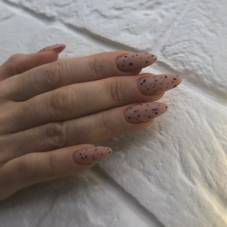 Matte beige eggshell, photo - Manicurist Dariya Roshchina