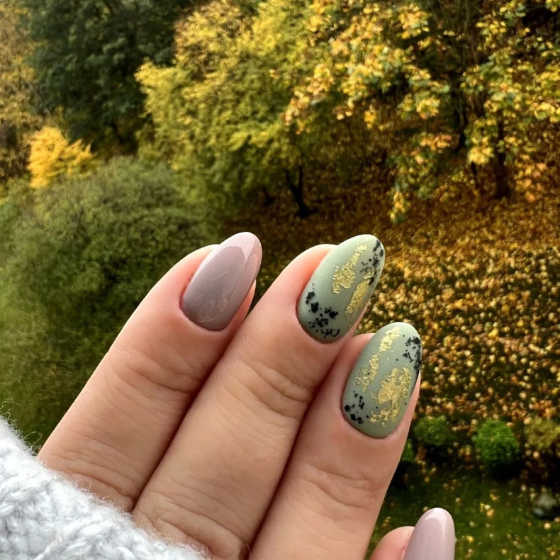 Jesienne matowe zielone, photo - Manicurzysta Oxana Valter