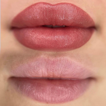 Губы до и после процедуры перманентного макияжа