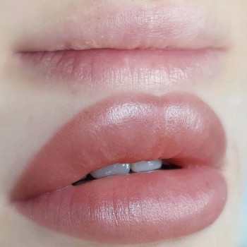 Губы до и после процедуры перманентного макияжа