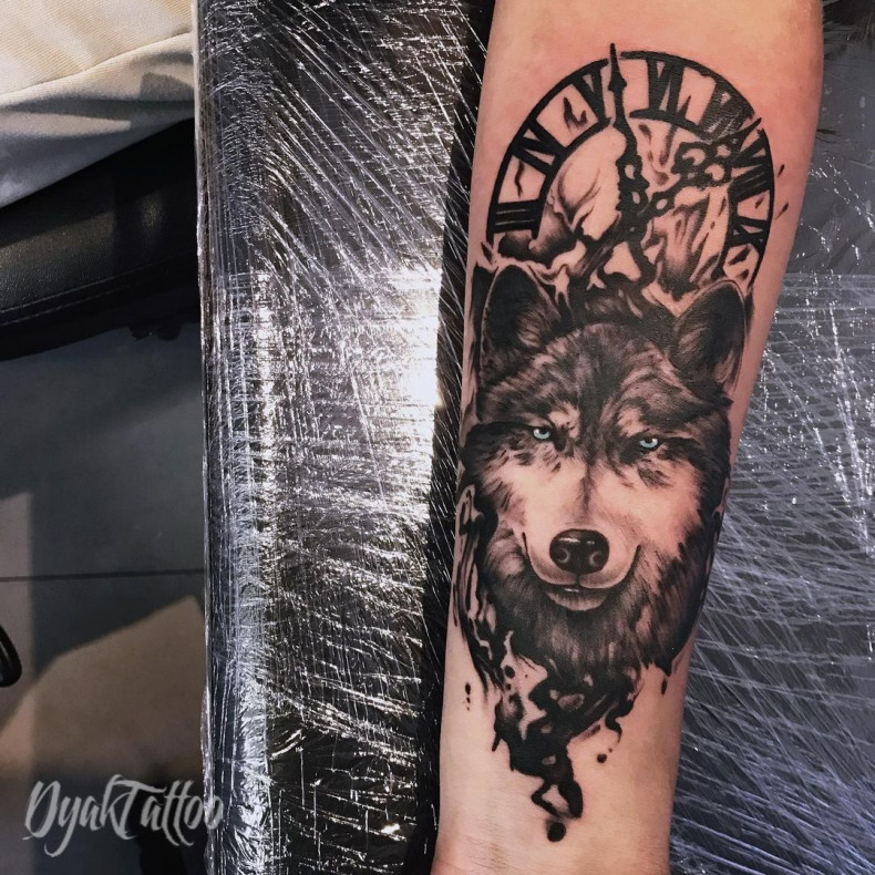 Wolf Arm uhr, photo - Tattoo-Meister Anastasiya
