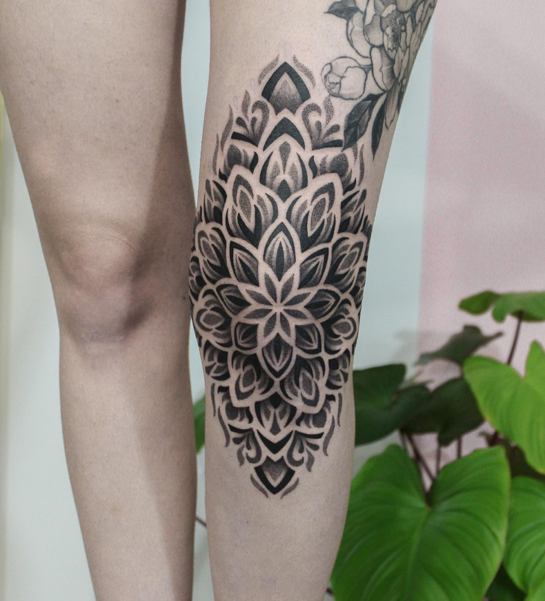 Damski mandala kolano, photo - Studio tatuażu Pręgi Tattoo Shop