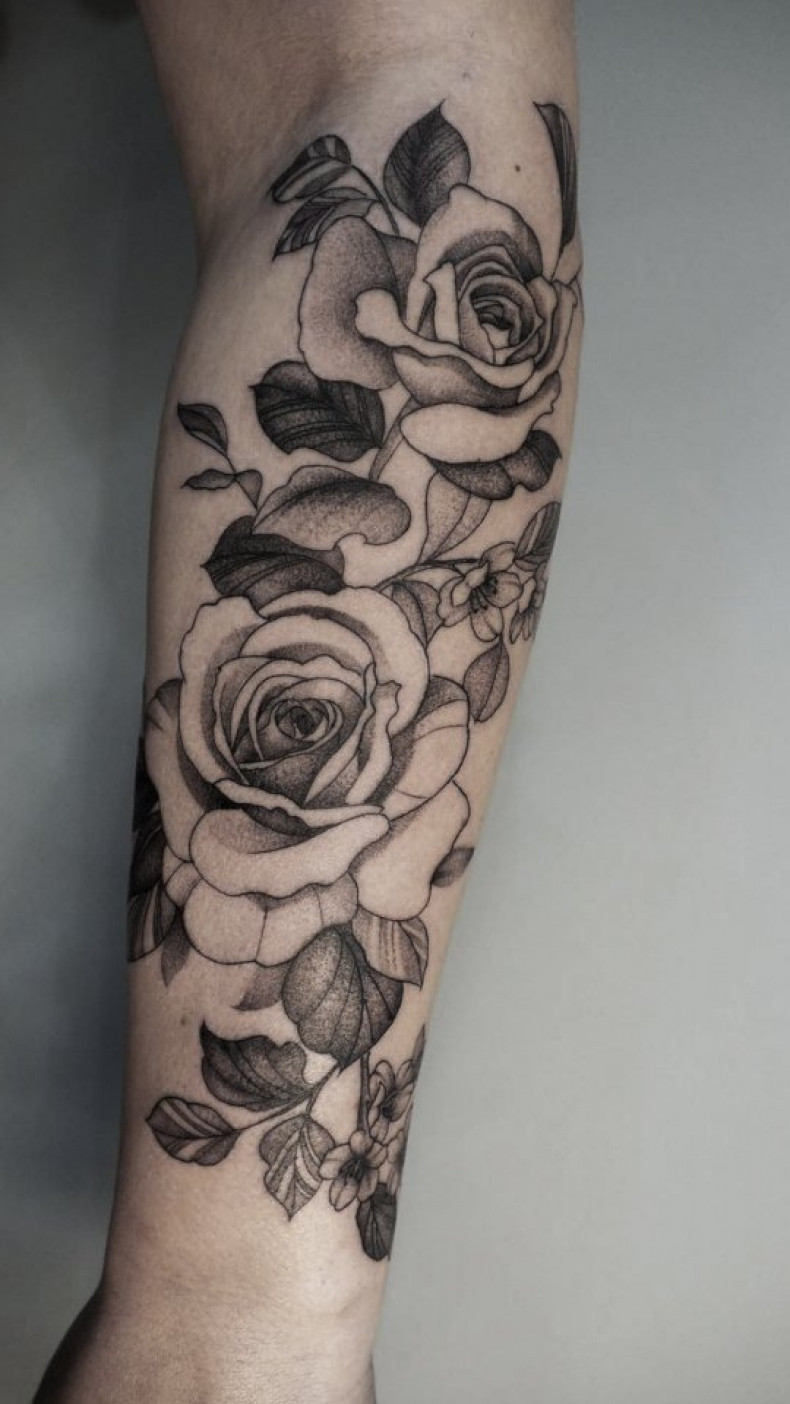 Arm Rosen Blumen, photo - Tattoo-Meister Eduard