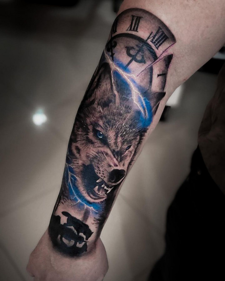 Wolf bunt uhr, photo - Tattoo-Meister Eduard