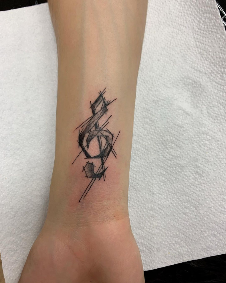 Women arm treble clef, photo - Tattoo Master Ann Kuketa