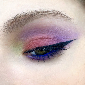 яркий макияж со стрелкой