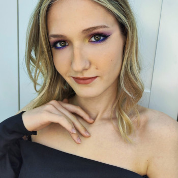 яркий макияж со стрелкой