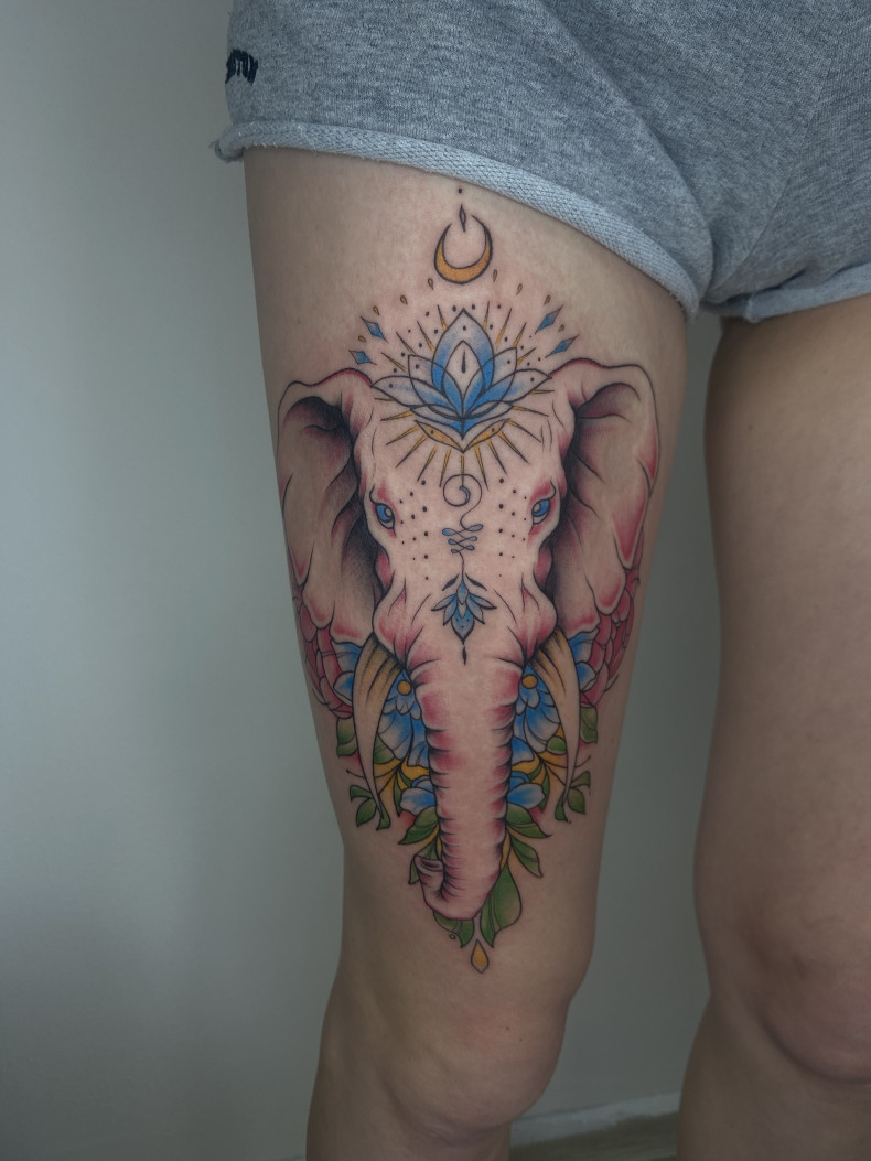 Frauen Ganesha-Symbol Oberschenkel, photo - Tattoo-Meister Лия Соболева