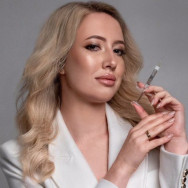 Kosmetikerin Nadine Hrynenko on Barb.pro