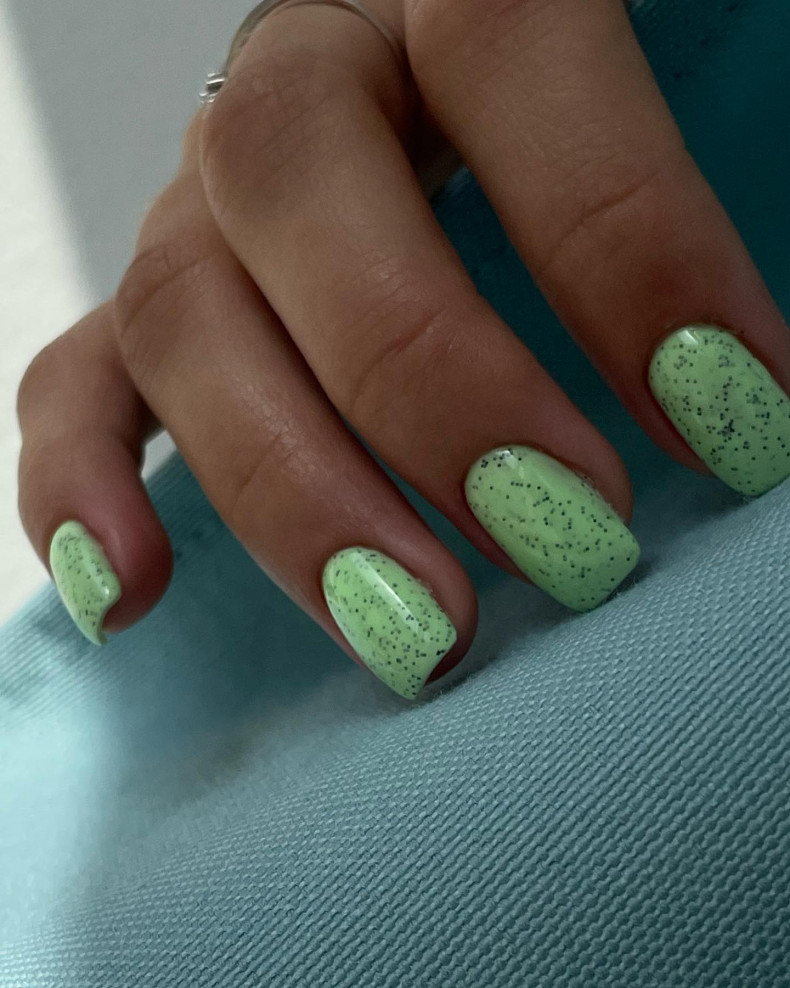 Jasnozielony manicure neonowe, photo - Manicurzysta Ekaterina