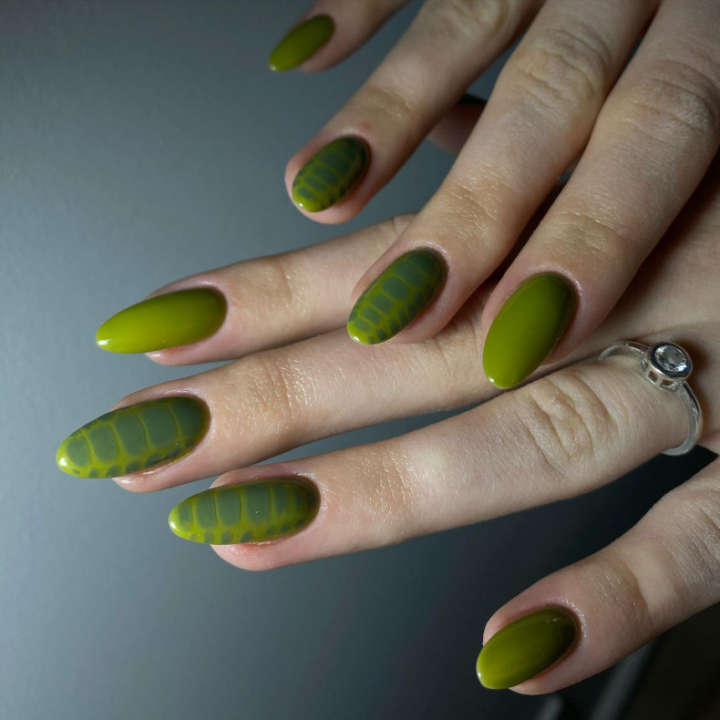 Green olive animal print, photo - Manicurist Elvira