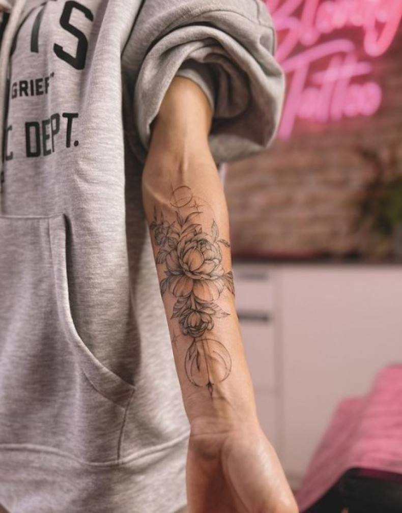 Damski przedramię kwiat, photo - Tatuażysta Blondy tattoo