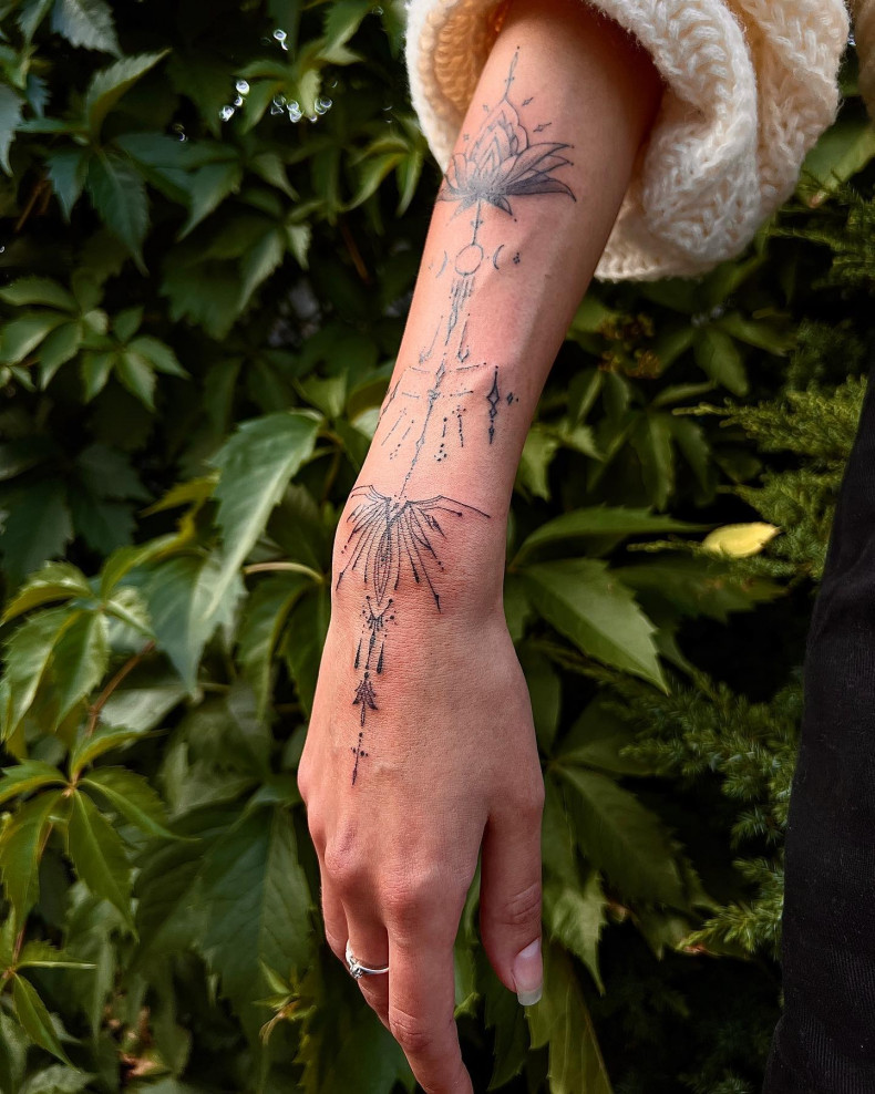 Women arm lotus flower, photo - Tattoo Master Kirgotattoo
