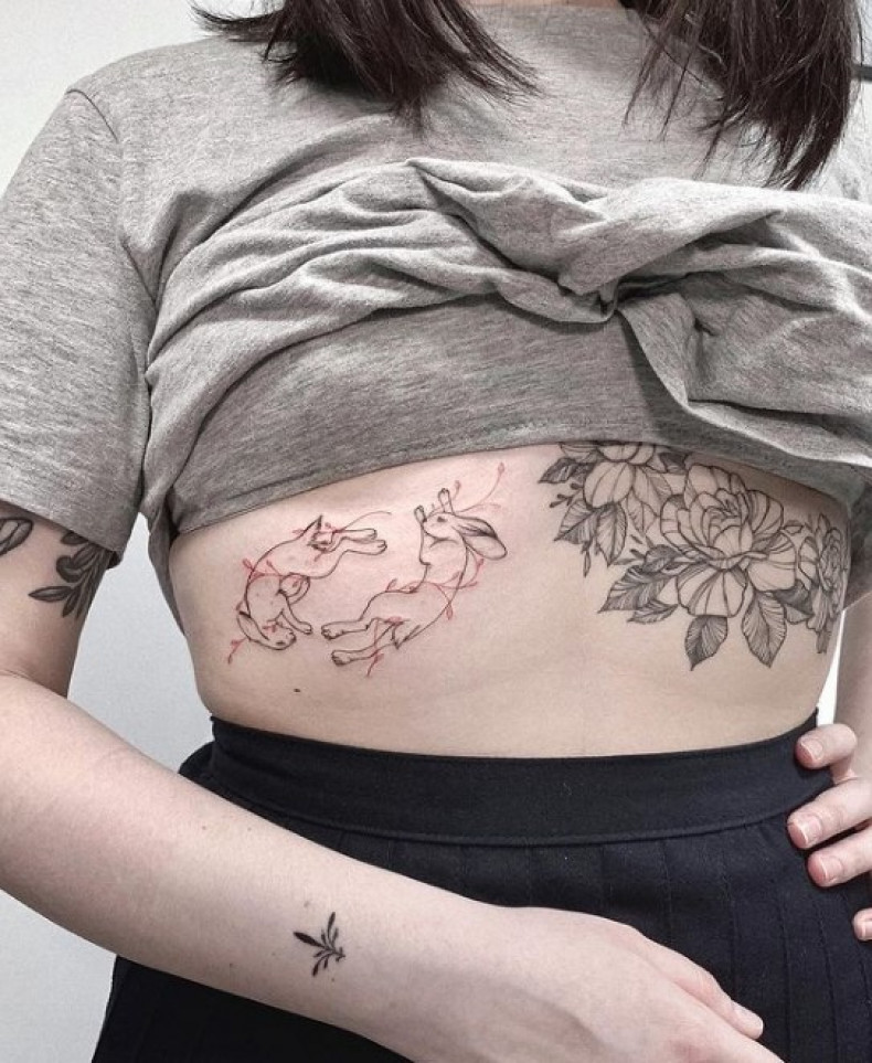 Frauen Hase seiten, photo - Tattoo-Meister Katerina Makova