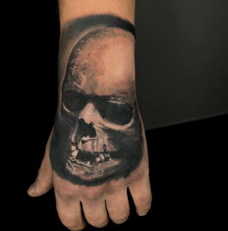 Men hand skull, photo - Tattoo Master Artem Arcticride