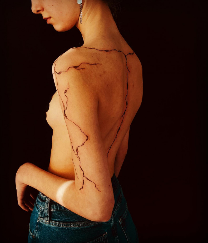 Frauen linework, photo - Tattoo-Meister Pavel Golden lion tattoo