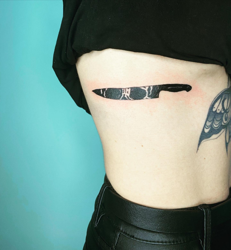 Damski na boku nóż, photo - Tatuażysta Pavel Golden lion tattoo