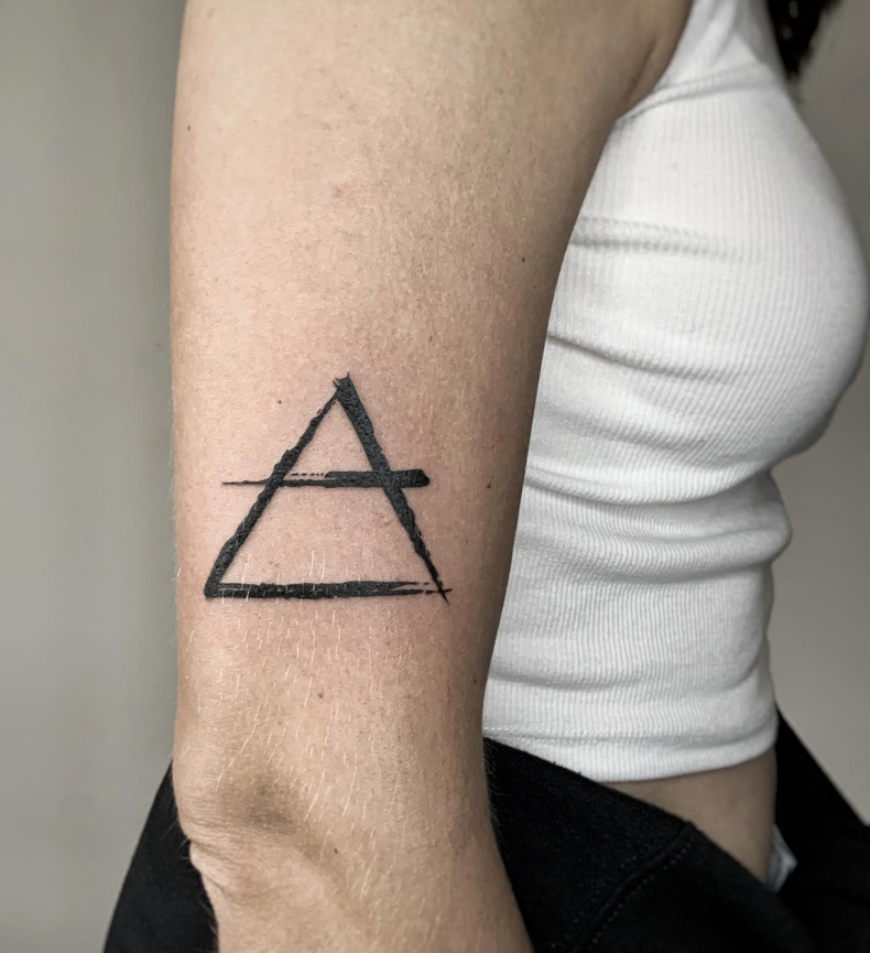 Frauen Arm minimalist, photo - Tattoo-Meister Andriy Bilogolovka