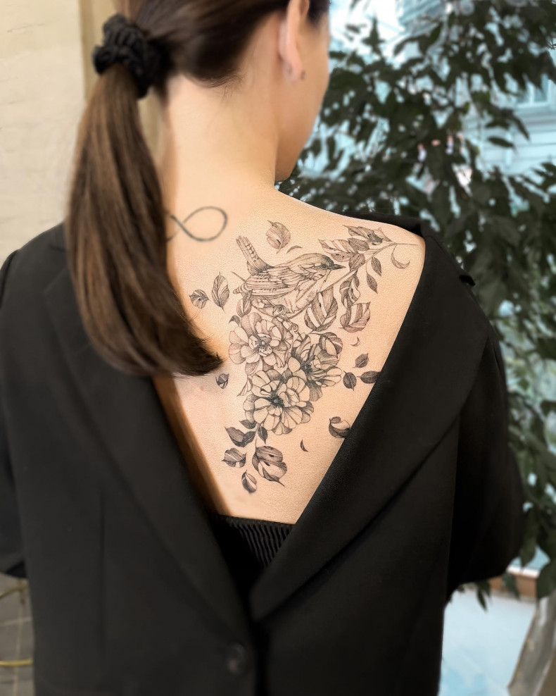 Women back bird, photo - Tattoo Master Julia Ajna Tattoo