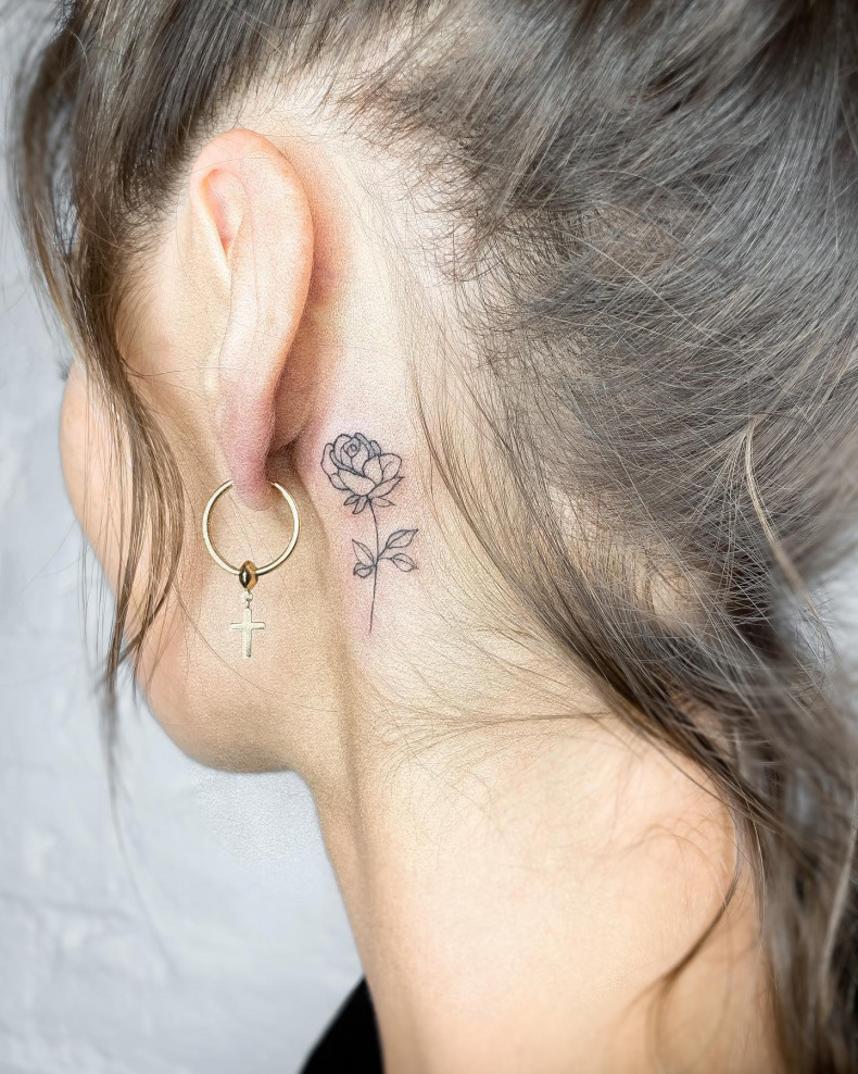 Women behind the ear small, photo - Tattoo Master Julia Ajna Tattoo