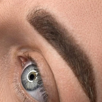 Татуаж бровей 