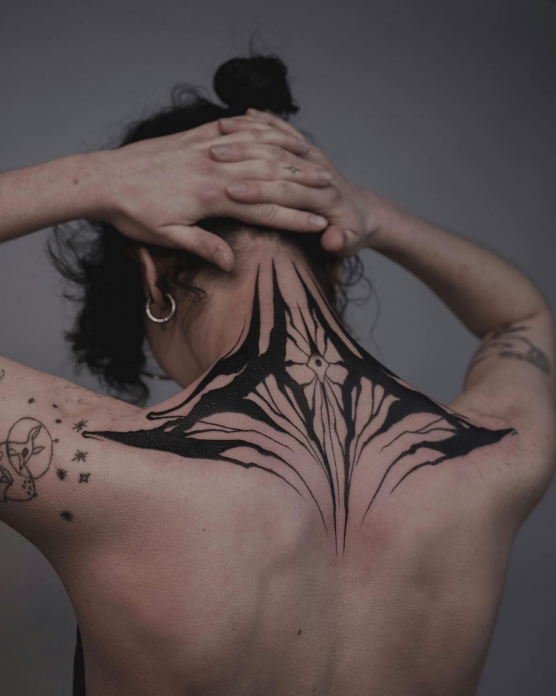 Damski abstrakcja na plecach, photo - Studio tatuażu Holy Pain