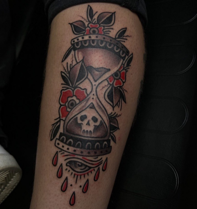 Arm old school hourglass, photo - Tattoo Studio Vean Tattoo Krakow