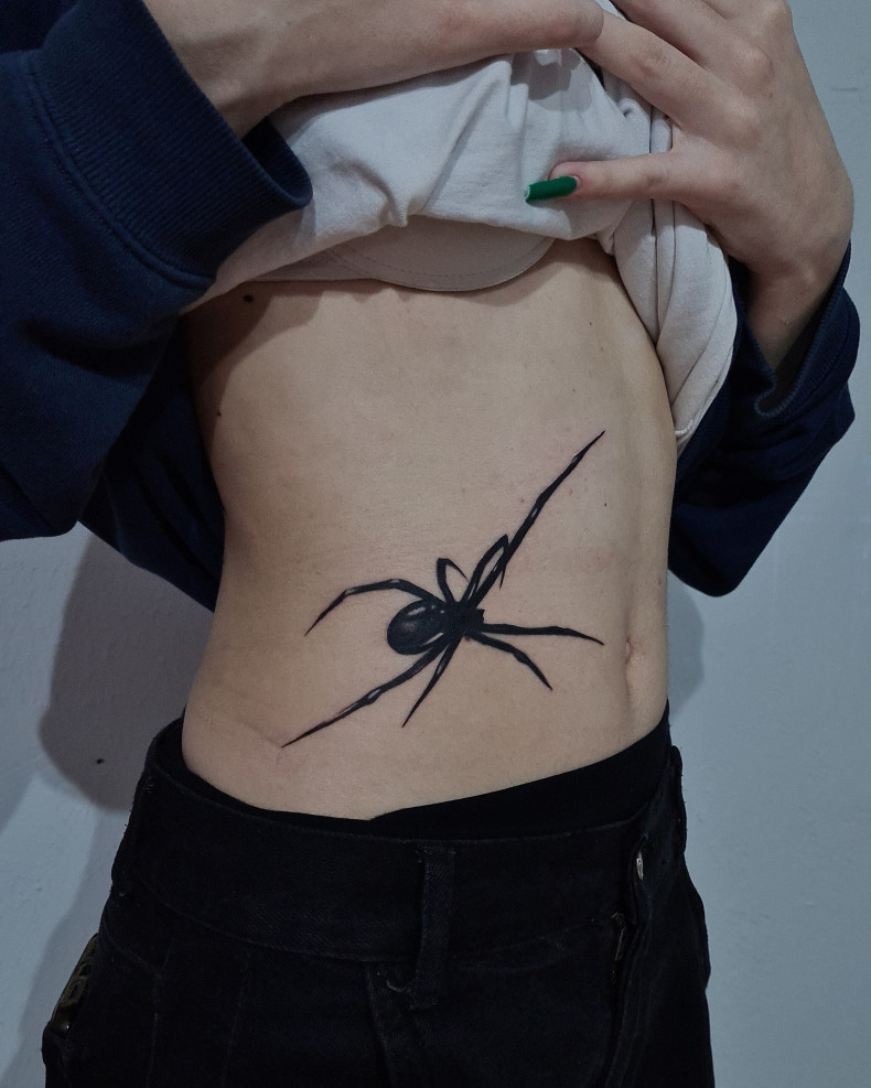 Женские на боку паук, photo - Тату салон Wizards tattoo&piercing studio