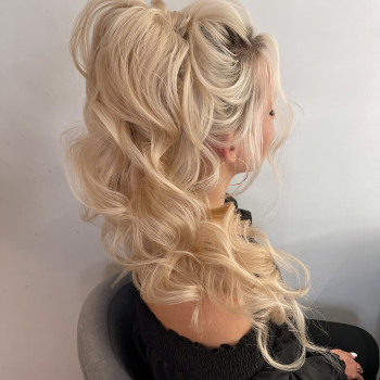 Причёска высокий текстурный хвост