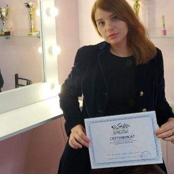 Ученица по перманентному макияжу