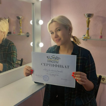 Ученица по наращиванию ресниц