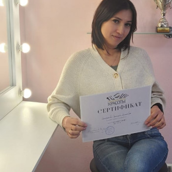 Ученица по наращиванию ресниц