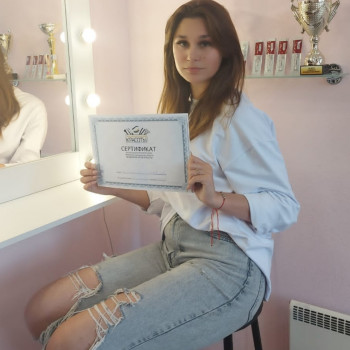 Ученица по наращиванию ресниц