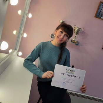 Ученица по наращиванию ресниц