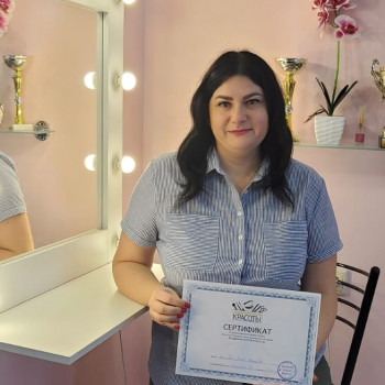 Ученица по перманентному макияжу