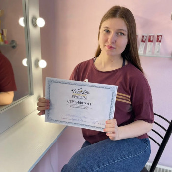 Ученица по перманентному макияжу