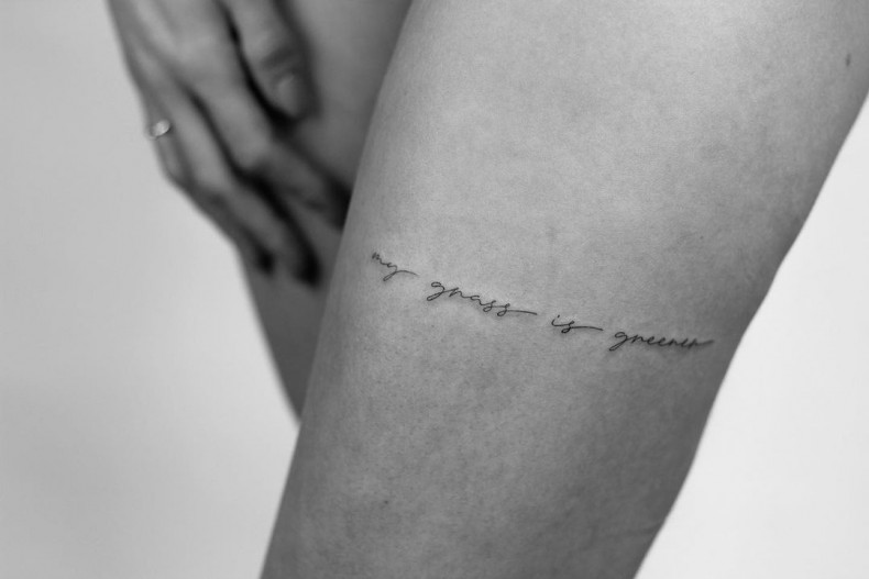 Frauen Oberschenkel schriftzug, photo - Tattoo-Studio Ikonic Tattoo