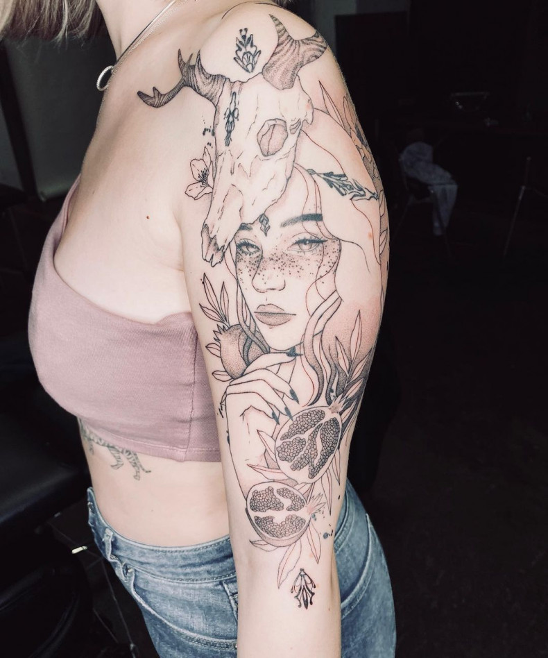 Frauen mädchen Schulter, photo - Tattoo-Studio Ikonic Tattoo