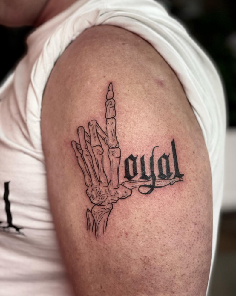 Männer Schulter schriftzug, photo - Tattoo-Studio Loyal Ink