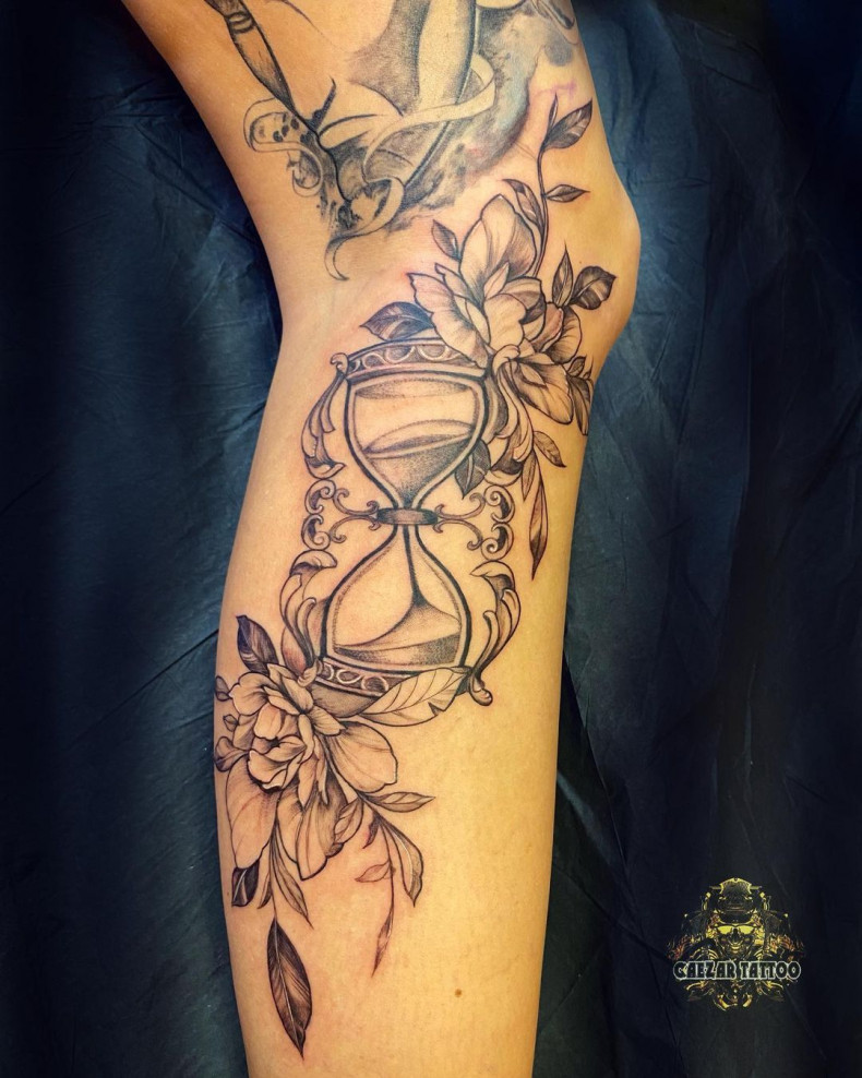 Frauen Bein Sanduhr, photo - Tattoo-Studio Caezar Tattoo