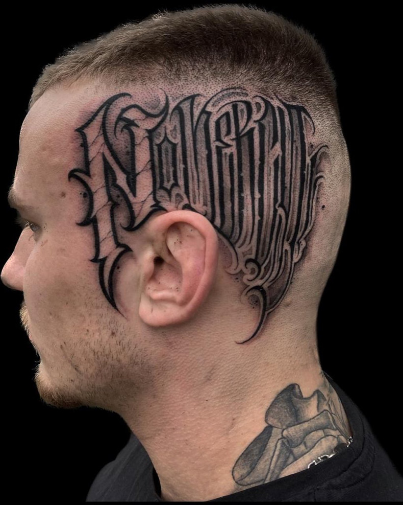 Männer Beschriftung kopf, photo - Tattoo-Studio Money for Pain