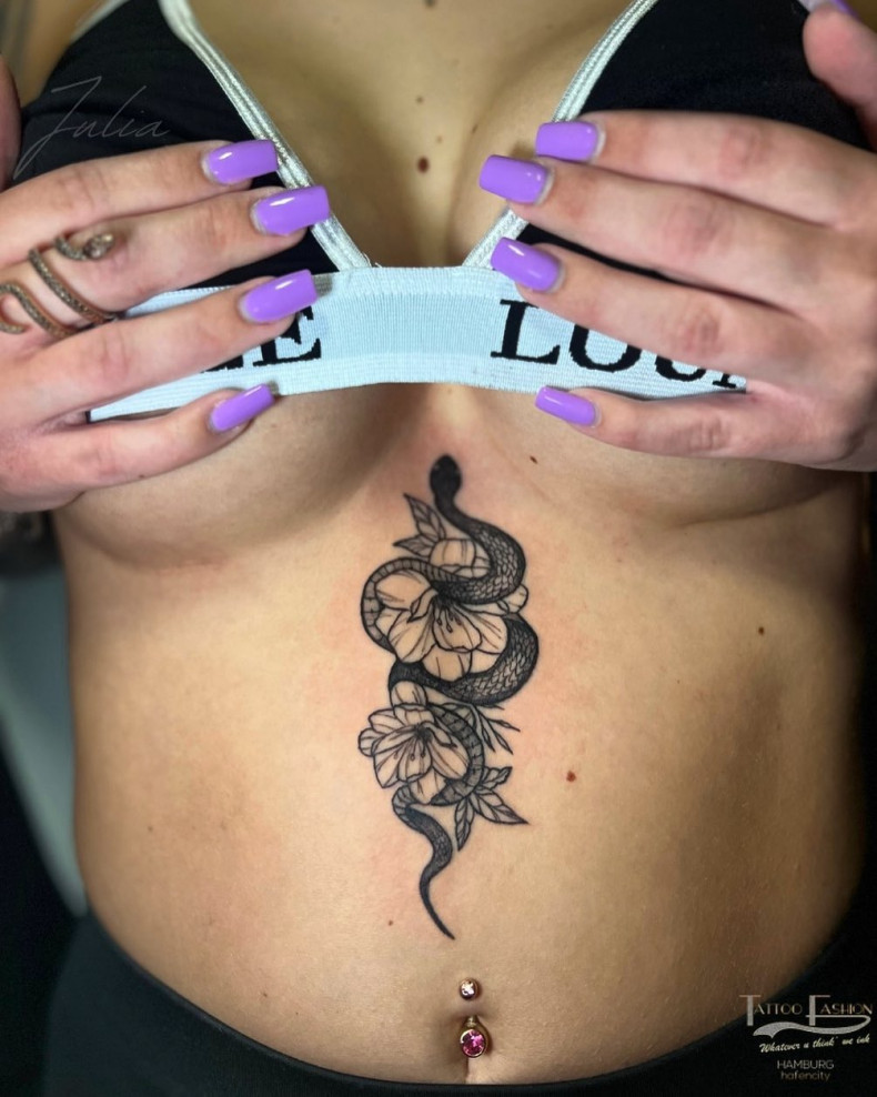 Frauen schlangen am bauch, photo - Tattoo-Studio Tattoo Fashion