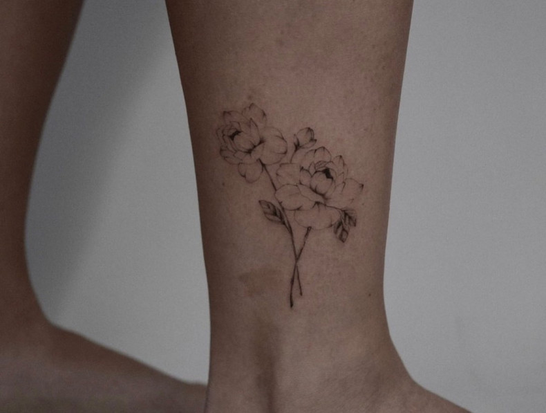 Frauen Bein Blumen, photo - Tattoo-Studio Vaders. Dye